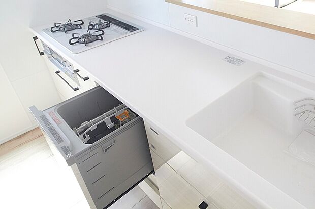 【食洗器】ご家族5人分の食器が自動で洗えて大変便利です。家事の時間短縮・節水にもつながりますので、ご家族だんらんの時間を作りやすく、冬場の手荒れも減らせます。
