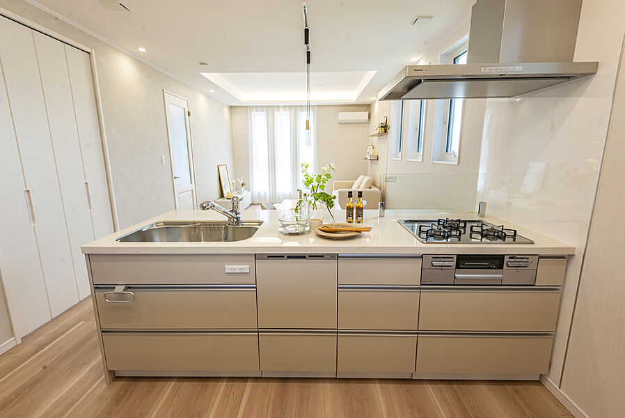 【32-1号地モデルハウス/キッチン】
リビングダイニングへの視界が広がる、開放感がある対面キッチン。収納スペースも豊富に設けており、キッチンで使うアイテムを沢山収納していただけます。