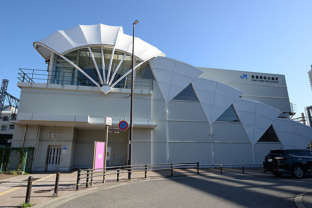 JR「須磨海浜公園」駅まで徒歩９～10分(約715～725m)。須磨海浜公園や須磨海浜水族館の最寄り駅です。JR神戸線「神戸」駅へ直通約８分、「西明石」駅へ直通約20分で到着します。大