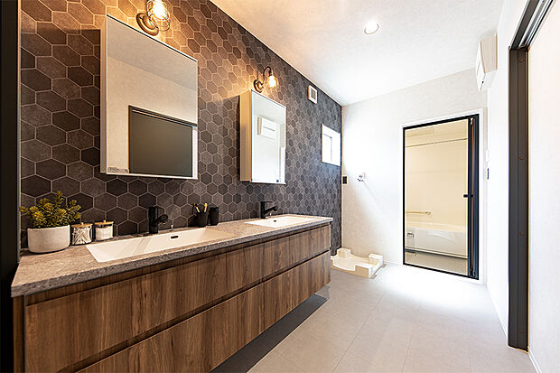 【D-6号地モデルハウス／浴室・洗面室】
洗面台を2つ設けることで、朝の混雑を防ぐ快適な設計に。忙しい時間帯でもスムーズに身支度でき、ご家族それぞれの時間を大切にできます。