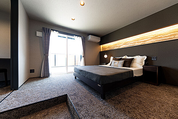 【D-6号地モデルハウス／主寝室】
主寝室には書斎スペースとW.I.Cも併設。くつろぎの時間も集中できる環境も。落ち着きのある洗練された空間です。