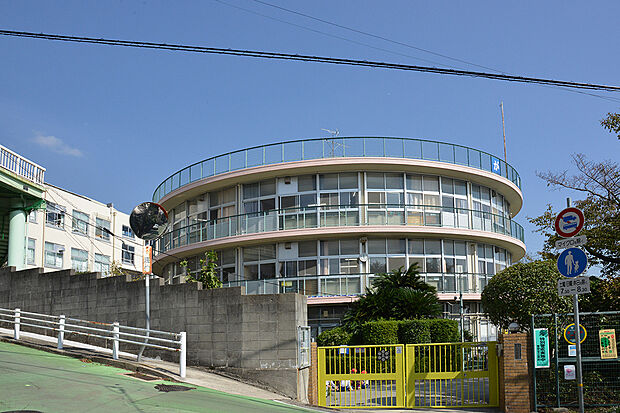 美野丘小学校まで徒歩6分。お子様の毎日の通学が安心なのはもちろん、学校行事の際もご家族が無理なく足を運べる、ゆとりある距離感が魅力です。
