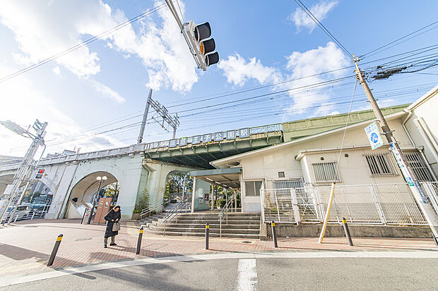 阪急「王子公園」駅まで徒歩15分。三宮や梅田（大阪）へもスムーズにアクセスでき、毎日の通勤・通学から休日のお出かけまで、アクティブにこなせる立地です。