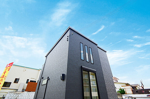 【お近くのモデルハウス/外観】
黒を基調としたスタイリッシュな外観デザインのモデルハウス。駐車場も広々として車が駐車しやすいです。