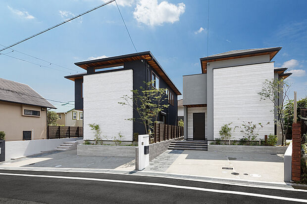 【当社施工例／街並完成イメージ】
青空に映えるチャコールグレーの外観が印象的な邸宅。インナーバルコニーでプライバシーを守りながら、外の空気を感じてゆったり寛げる“いいとこどり”の住まいです。