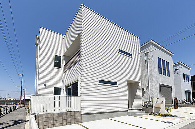【当社施工例/街並み完成イメージ】
シンプルでありながら計算された意匠が、上質さと清潔感を兼ね備えた住まいを演出します。“白”という余白を活かした、洗練と静けさを纏う一邸です。