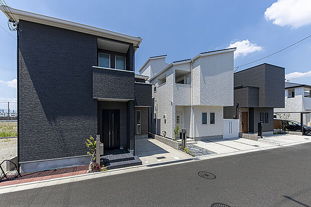 【当社施工例／街並み外観写真】
美しい街並みと、こだわりの住まい。自由設計で叶える、あなただけの一邸をKANJUで実現しませんか。
