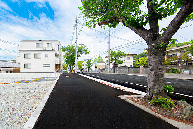 【前面道路含む現地写真】
前面道路は、歩道も整備されたゆとりある幅員を確保。ストレスのない快適な入出庫が可能で快適なカーライフが実現◎