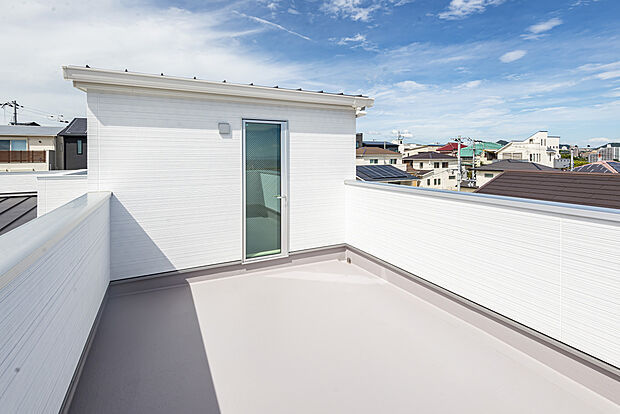 【【当社施工例/ルーフバルコニー】】３階にはルーフバルコニーを設けており、天気のいい日にはカフェをしたり、友人とBBQをしたりと日々の生活を充実させてくれます。
