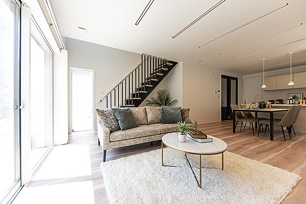 【【当社施工例/LDK】】ホワイトを基調とした、清潔感あふれるリビング。優れた採光により、やさしい陽だまりに包まれる住まいです。