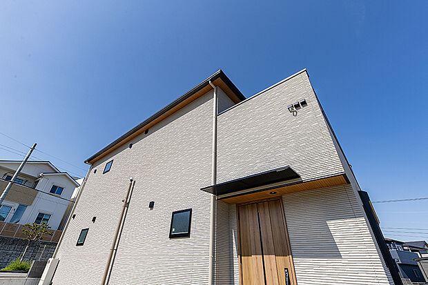 【【D-6号地モデルハウス外観】】グレージュを基調とした外観が魅力の邸宅。南向きで日当たり良好。バルコニーもゆったり広々空間です。