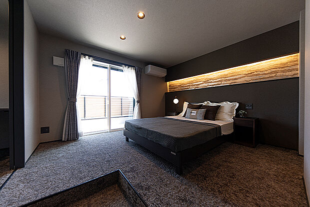 【【D-6号地モデルハウス／主寝室】】段差のある寝室は空間にメリハリを生み、落ち着きと安心感を与えます。段差を生かした窓配置により、光を効率的に取り入れ、明るく快適な空間が魅力の一室です。