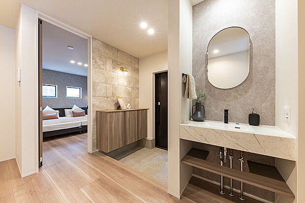 【【当社施工例／玄関ホール】】入ってすぐに洗面スペースを設けてあるので、いつも家中が綺麗に。ちょっとした工夫が嬉しいですね。
