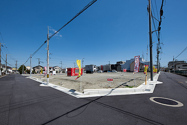 【【現地写真】】広々とした陽当りの良い、心地良い地で、前面道路も広く、さらに周辺道路もゆとりがあるため、車の出入りがとても快適です。
工事が着々と進んでます。どんな街になるか完成が楽しみですね◎