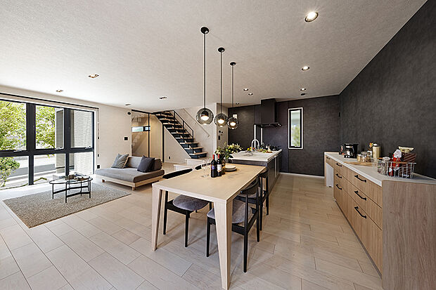 【【当社施工例／LDK】】ベージュを基調とした柔らかな天井色と、空間を引き締めるブラックのクロスとのコントラストが、上質でシックな雰囲気を演出。
落ち着きの中に洗練さを感じさせる、大人のためのくつろぎ空間です。