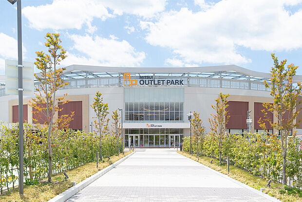 マリンピア神戸（約700m）