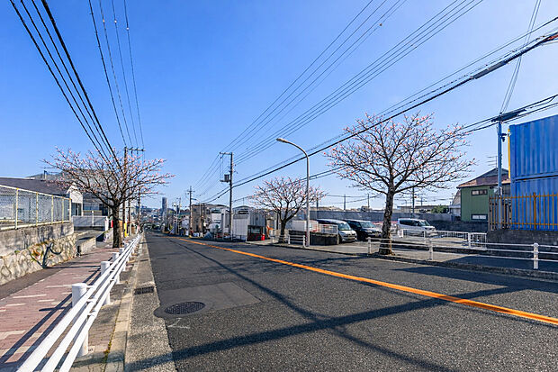【【現地写真／前面道路】】前面道路は約12mとゆとりがあり、車同士のすれ違いもスムーズで快適。