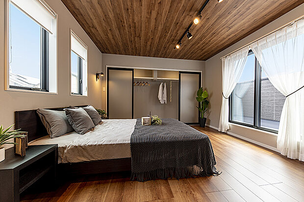 【【当社施工例/主寝室】】疲れを癒す寝室には、木目調のクロスが温かみを演出。木のぬくもりを感じる、やすらぎの一室です。