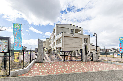 西神中学校 450m(徒歩６分)