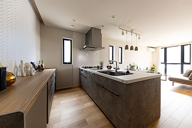 【【当社施工例/LDK】】空間に降り注ぐ陽射しが温かく、自然光たっぷりの心地よい邸宅です。