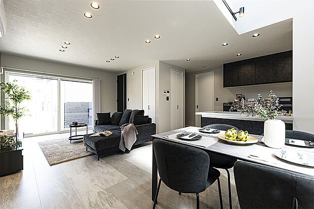 【【当社施工例/LDK】】開放感が際立つ、吹抜けのあるリビングダイニング空間が印象的な邸宅です。