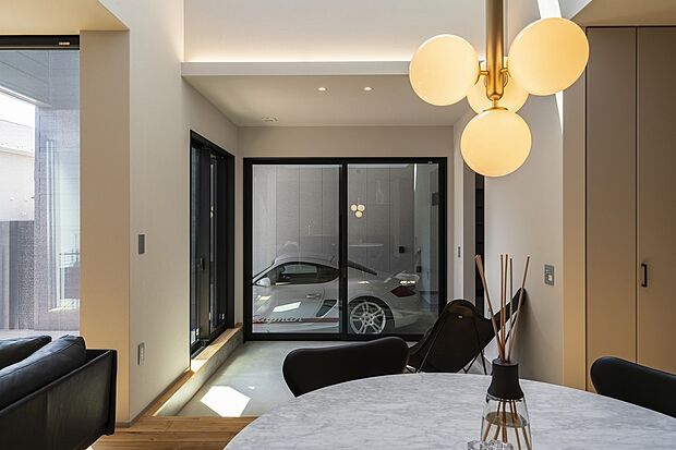 【1号棟】
ガレージが土間を介してウッドデッキやLDKと繋がる広々空間。