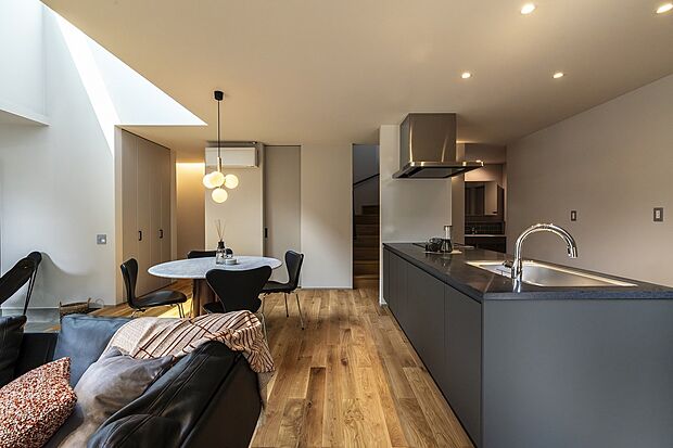 【1号棟】思わず家族との会話が弾む、開放感のあるオープンキッチン。お料理時間も楽しく快適に。