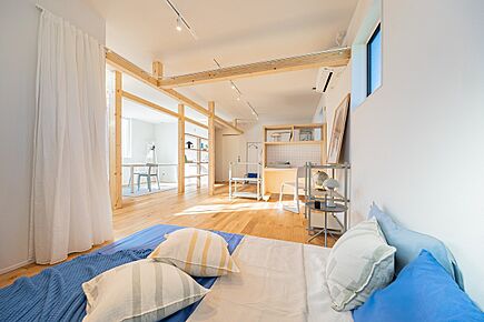 暮らしの変化に合わせて使い方を変えられる、余白のある1階。主寝室想定のルーム(2)をカーテンで仕切りました。仕事、趣味、くつろぎ…棚や梁でゆるやかに区切りながらも、閉じすぎない設計がポイントです。 