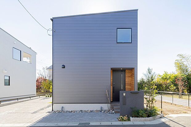 【6号棟　太陽光パネル蓄電池搭載　ZOOT】汚れにくく、耐久性が高いガルバリウム外壁に天然木がアクセントの外観デザイン。
太陽光パネル蓄電池搭載のZOOTシリーズです。