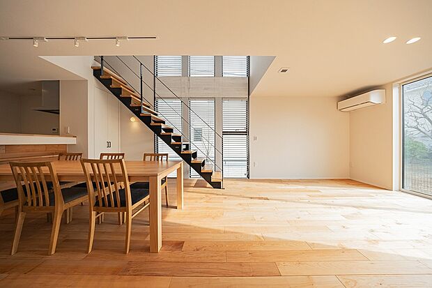 【-】印象的な６連窓から自然光が降り注ぎ、吹き抜けとリビング階段が生む開放感。無垢材の温もりとスタイリッシュなデザインが融合した、心地よく暮らせる住まいです。