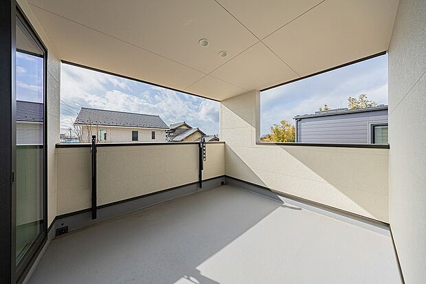 【7号棟】ご家族の布団や衣類を同時にたっぷりを干せる、広々としたバルコニー。寛ぎスペースとしてもお使いいただけます。
