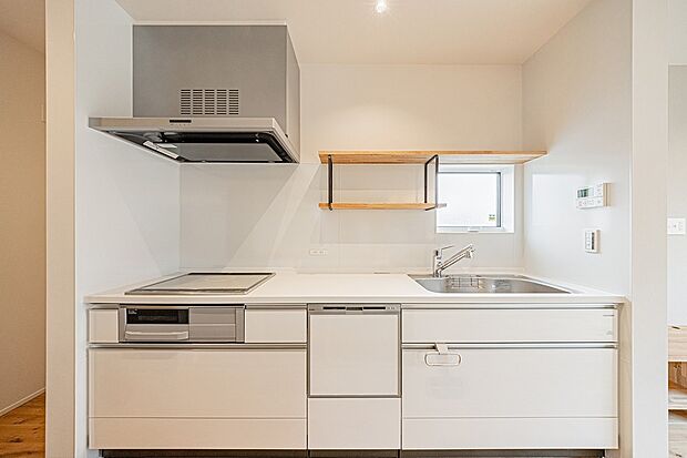 【-】タカラスタンダード製キッチン。
傷がつきにくく、汚れが染み込まないホーローだから日々のお手入れは水拭きのみでOK。油が跳ねやすいレンジフードやコンロの掃除も楽々です。