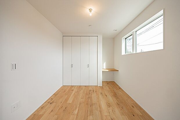 【-】洋室にコンパクトながら、造作カウンターを設えました。勉強やPCスペースとしてはもちろん、ドレッサーとしてもお使いいただけます。