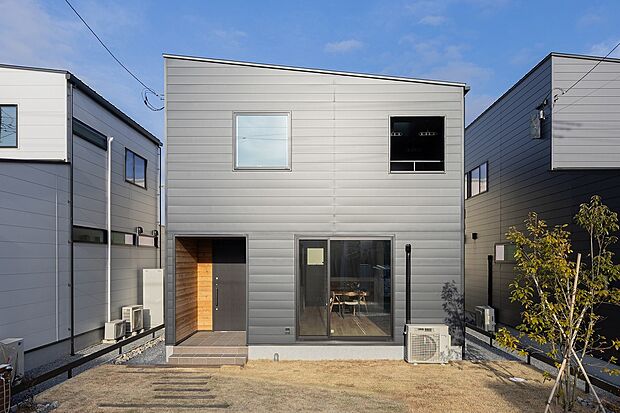 【17号棟】太陽光パネル・蓄電池搭載ZOOT。
玄関収納やパントリー、ウォークインクローゼットと収納たっぷり。6人掛けのダイニングテーブルを置ける広々LDKにアイアン階段が映えるデザインです。