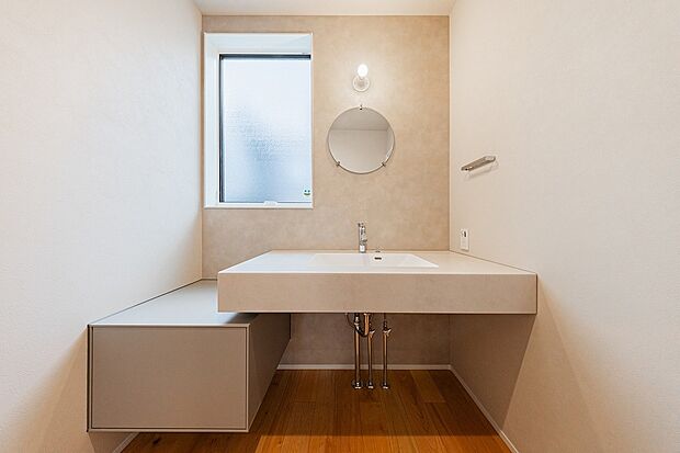 【5号棟　洗面スペース】玄関横のインテリア洗面。ゲストも使うオープンな洗面は、インテリアとしてのデザイン性も重視。左にたっぷりと収納があるので、スッキリとした空間を保つことが出来ます。