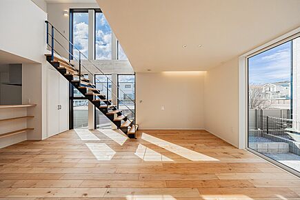 印象的な６連窓から自然光が降り注ぎ、吹き抜けとスケルトン階段が生む開放感。 