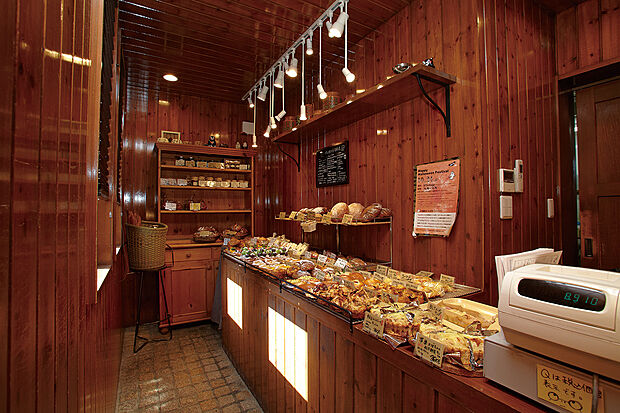 【-】徒歩14分
地元で有名な行列ができるパン屋さん。ハード系からスイーツ系、惣菜パンまで種類が豊富でとっても美味しいです♪近くの坪井近隣公園でピクニックしながらいただくのもオススメ!