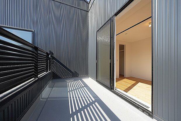 【2号棟（ASOBUとMANABU）イメージ】南西の主寝室のバルコニー。お子様の洗濯物と分けて干し、部屋のWICへそのまま収納。外観デザインでアクセントになっているバルコニーは、日々の【干す→仕舞う】暮らしやすさもデザインしています。