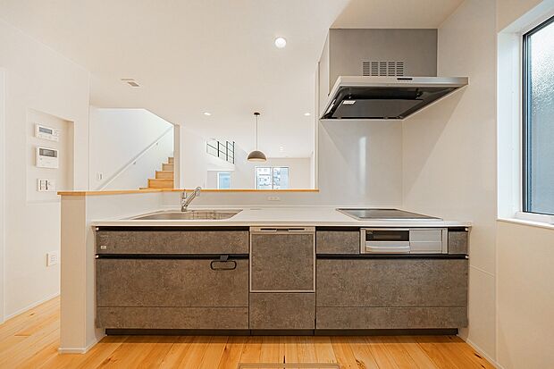 【2号棟（ASOBUとMANABU）イメージ】タカラスタンダード製キッチン。
傷がつきにくく、汚れが染み込まないホーローだから日々のお手入れは水拭きのみでOK。油が跳ね
やすいレンジフードやコンロの掃除も楽々です。