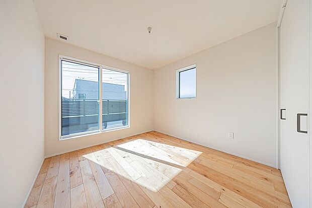 【-】バルコニー付き洋室。5.25帖クローゼット付きで明るく過ごしやすいお部屋です。