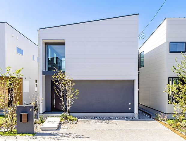 【木ここち家ラボ「施工事例」】シンプルで直線的なデザインなので、世代を超えて長く愛される外壁。