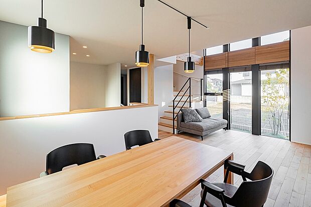【木ここち家ラボ「施工事例」】6連窓から入り込む温かな光に包まれて、家族での食事時間もゆったりと過ごすことができます。