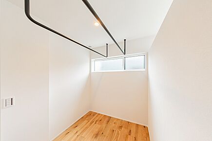 2階にもの物干スペースをご用意。雨の日も花粉の季節も、天気を気にせず洗濯物を干せます。 