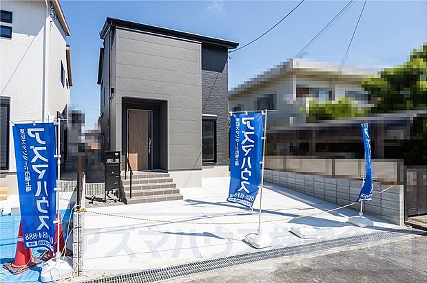 【2号地】1号地とは対照的な色合いの、落ち着きあるダークブラウンの外観。