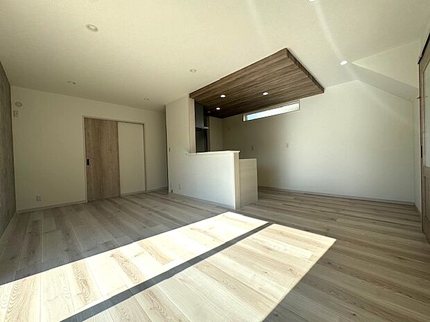 キッチン上部の折下げ天井で、リビングがグッとオシャレな雰囲気になりました♪