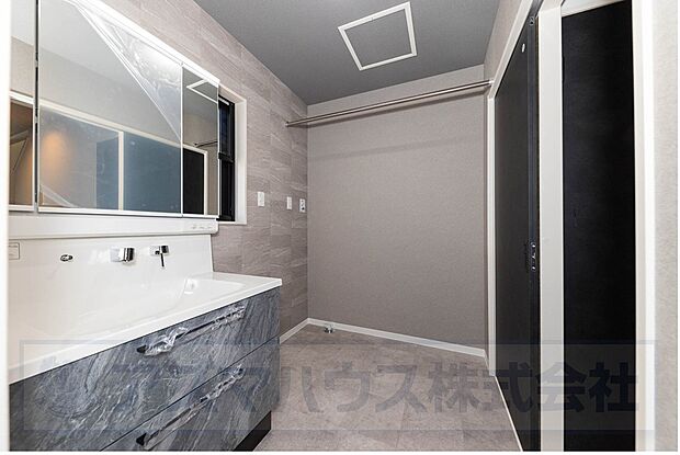 洗濯機から洗濯物を取り出してすぐに干せ、家事の時短を叶えます。