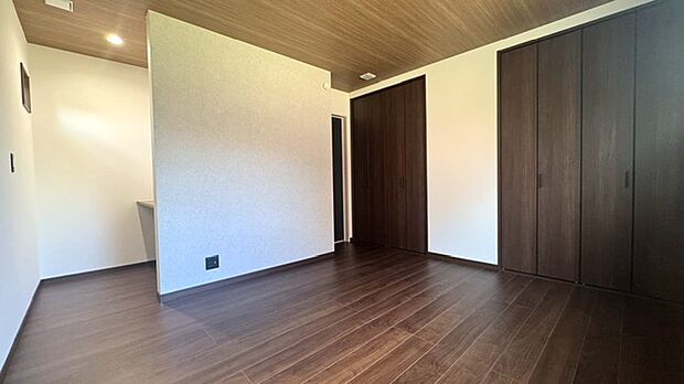 7.2帖の洋室には、Wクローゼット付き!大型ベッドを配置しても十分な広さが確保されており、主寝室にもオススメです。