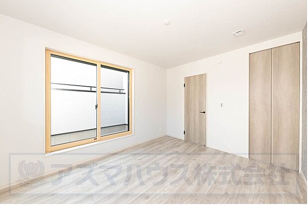 7帖の洋室！大型ベッドを配置しても十分な広さが確保されており、主寝室にオススメです。