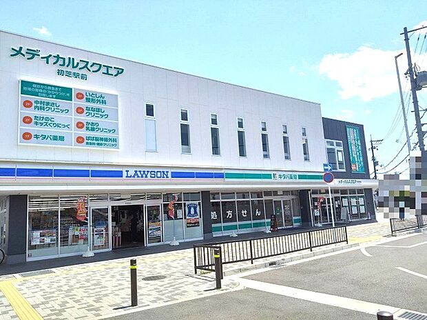 初芝駅前にはスーパー・コンビニ・クリニックなどが揃った快適な住環境です。