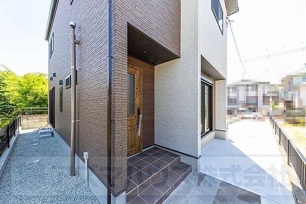 【【玄関ポーチ】】道路より奥まったところに玄関があるため、静かでプライバシーが守られる住環境です。